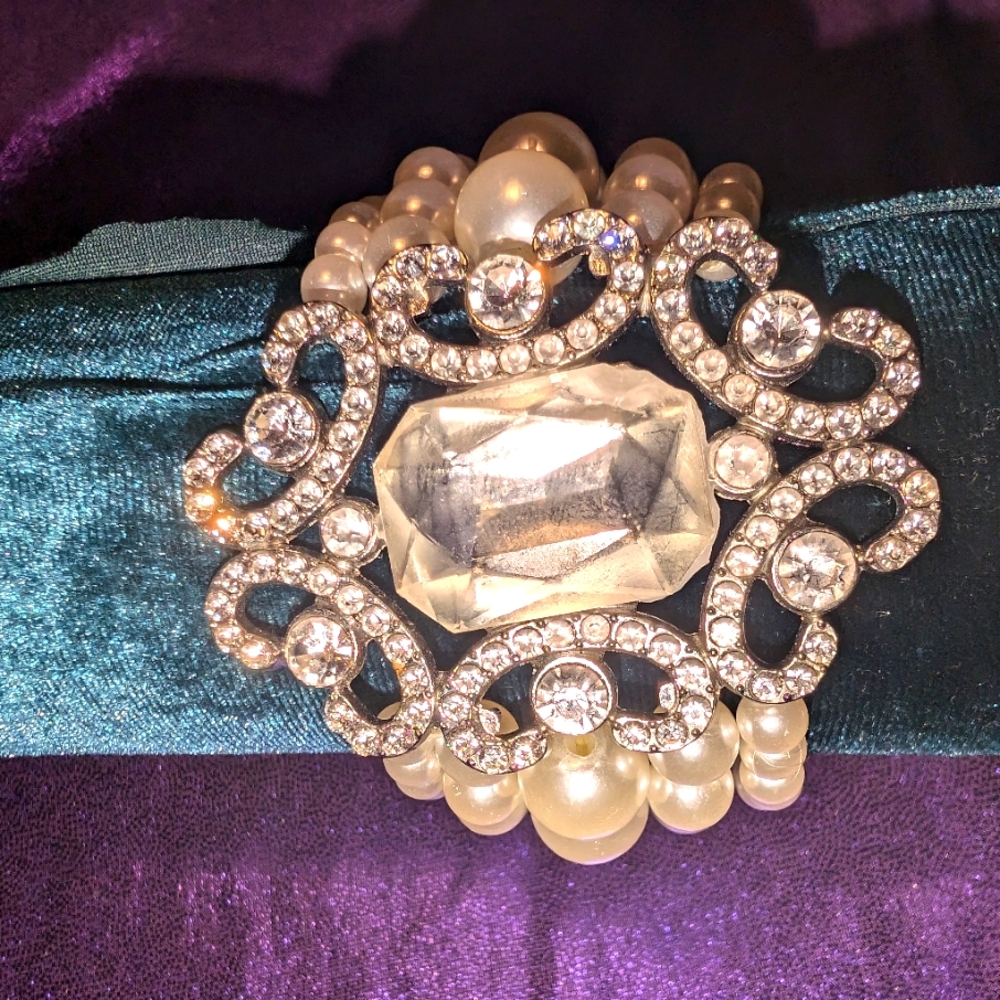 CLEAR CRYSTALS AND FAUX PEARLS RENAISSANCE STYLE STRETCH CUFF BRACELET